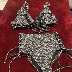 Sundazed  Black and White 🌼 Bikini Set. Large Bottoms 34DD top